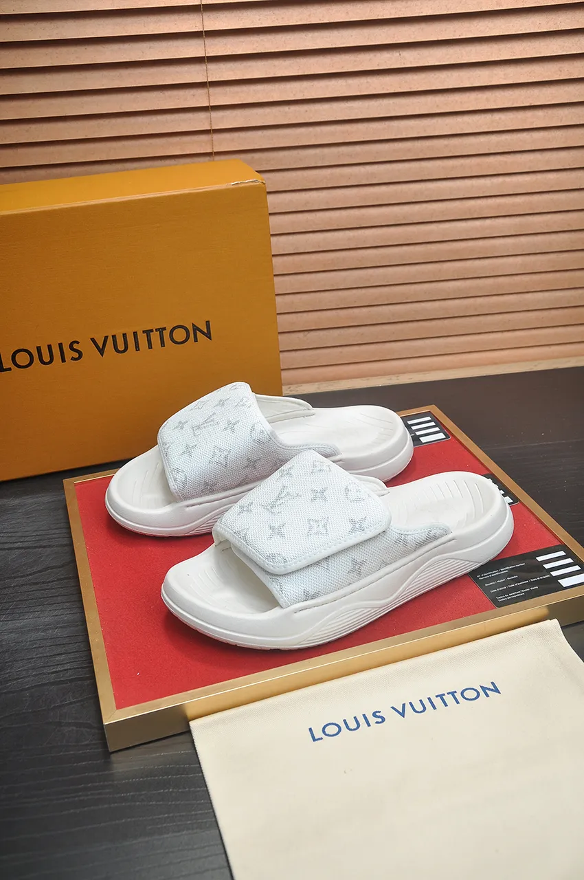 Men's men's shoes 💰340💶 [Louis Vuitton LV slippers] (high-end cowhide) counter 1:1 fashion style, a must-have for summer! The designer used LV’s iconic outsole. The original simple slippers instantly become fashionable! The upper is made of flexible special cowhide leather straps alternately, and the workmanship is exquisite! A must-have for stylish men in summer, size 38-45 (45 customized)